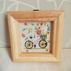 刺繍フレーム　お花とおしゃれな自転車　壁飾り　インテリア雑貨 1枚目の画像