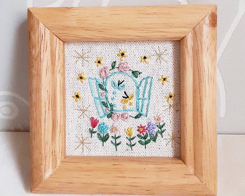 【新作】刺繍フレーム 窓辺のお花たち お花の刺繍 壁飾り