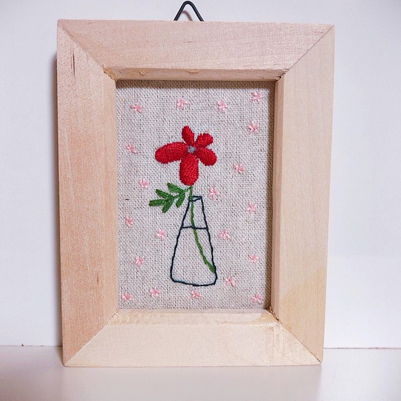 刺繍フレーム ゼラニウム お花の刺繍 一輪挿し 赤いお花 壁飾り インテリア雑貨 プレゼント  贈り物 1枚目の画像