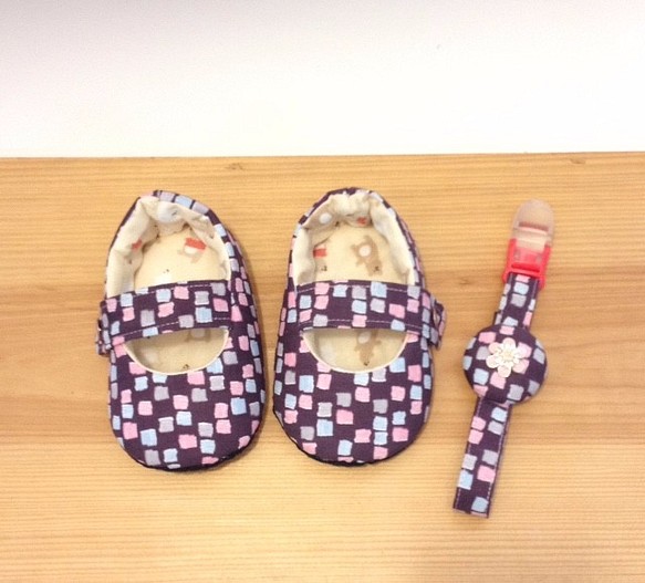 吱吱喳喳-磚塊嬰兒學步鞋含奶嘴夾(彌月禮盒) 第1張的照片