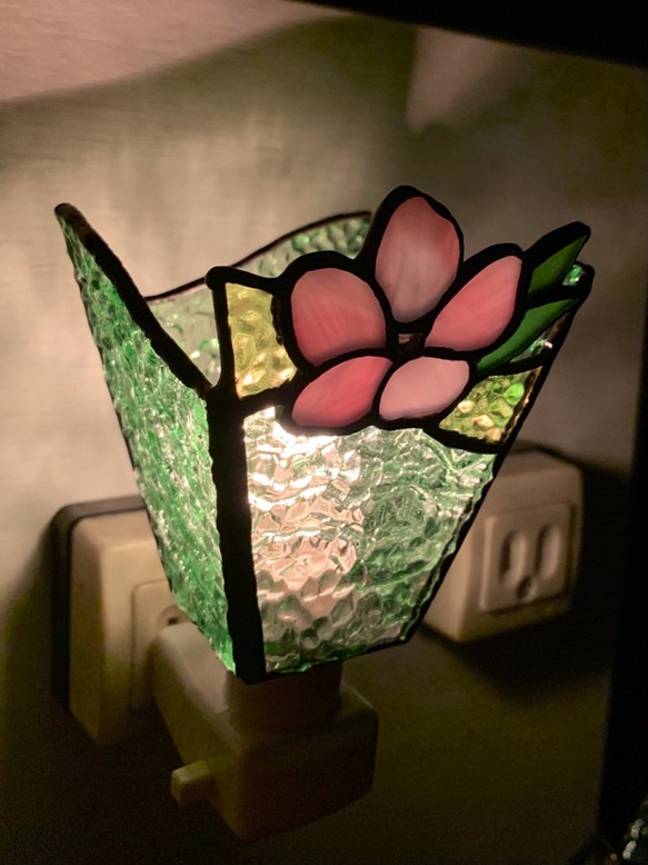 おやすみランプ 桃の花 ステンドグラスランプ フットランプ 照明 ライト ランプ Jiro 通販 Creema クリーマ ハンドメイド 手作り クラフト作品の販売サイト