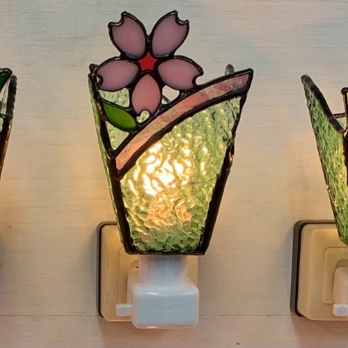 おやすみランプ 桜の花 ステンドグラスランプ フットランプ 照明 ライト ランプ Jiro 通販 Creema クリーマ ハンドメイド 手作り クラフト作品の販売サイト