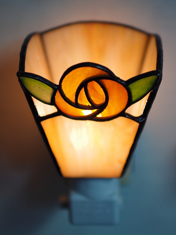 「おやすみランプ・オレンジ色のバラ＆オレンジ系」ステンドグラスランプ　フットランプ 1枚目の画像