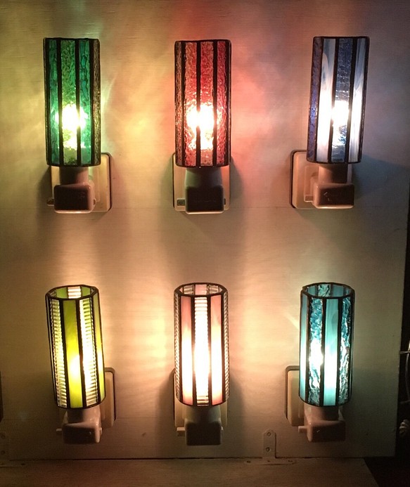 「おやすみランプ10面体・きみどり色」ステンドグラス・照明・フットランプ 1枚目の画像