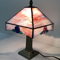 「4色のバラのステンドグラスランプ」照明　薔薇のランプ 1枚目の画像