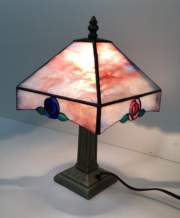「4色のバラのステンドグラスランプ」照明　薔薇のランプ 1枚目の画像