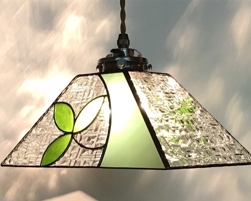 「葉っぱのペンダントランプ」ステンドグラス　ペンダントライト　天井照明　吊り下げランプ