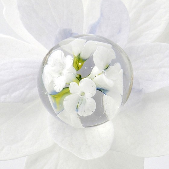 花まり ネックレス 白 バーナーワーク とんぼ玉 ガラス お花 クリスタル 小花 繊細 リアル 小さいお花 植物 葉っぱ 1枚目の画像