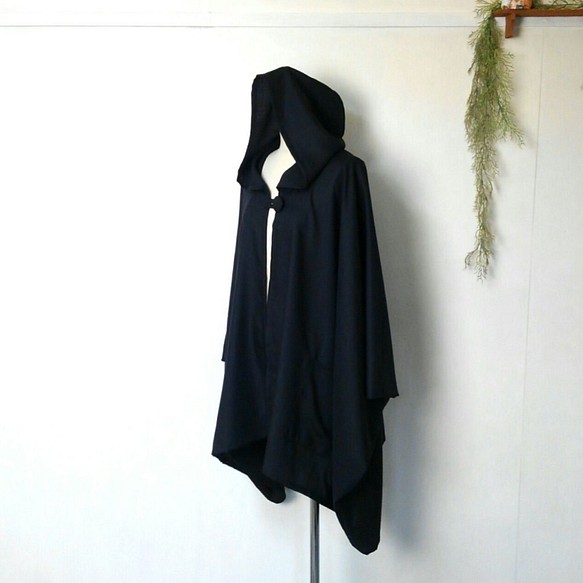 薄い生地の　黒いポンチョ　再販　～　コート　ケープ　マント　ぽんちょ　ジャケット　羽織る　コスプレ 1枚目の画像