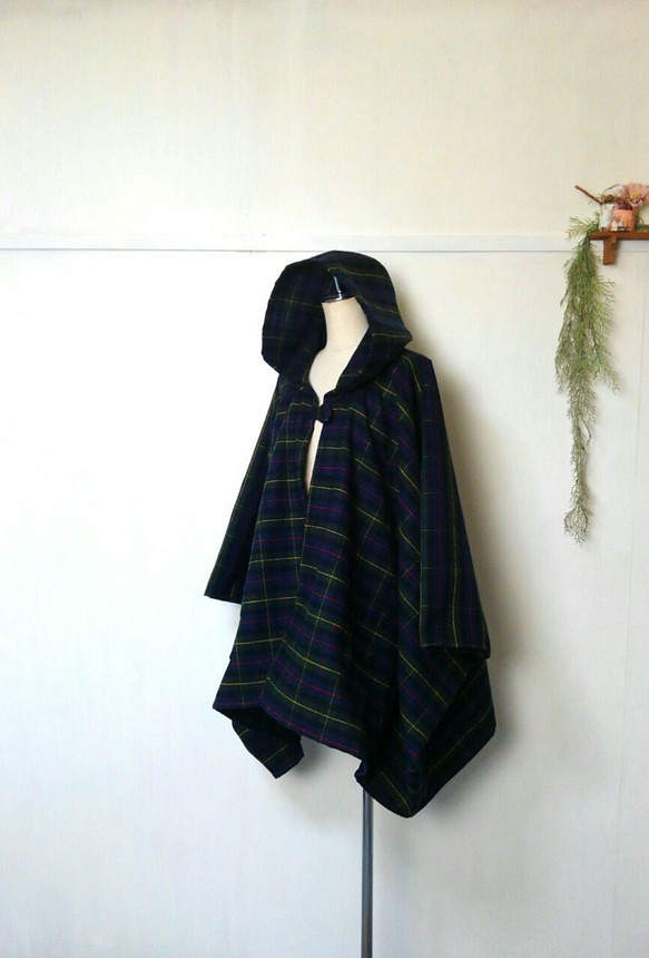 軽い着心地の　タータンチェック　ポンチョ　～　羽織る　ジャケット　コート 1枚目の画像