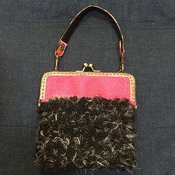 お値下げ❤️フサフサブラックの毛糸とショッキングピンクの毛糸で作ったミニバック 1枚目の画像