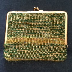 お値下げ❤️イブサンローランのグリーンにまたイタリア製の毛糸を合わせたキンキンミックスのがま口通院用ポーチ 1枚目の画像