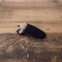 【手編み】ニットの肉球ヘアピン　黒×ベージュ 1枚目の画像