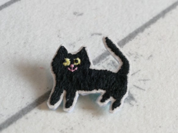 刺繍のブローチ　ねこ　黒猫 1枚目の画像