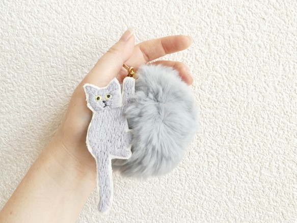 ファーバッグチャーム  刺繍のグレー猫 1枚目の画像