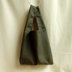 ポリエステルサテンのレジ袋型バッグ  Mサイズ　ダークカーキ 1枚目の画像