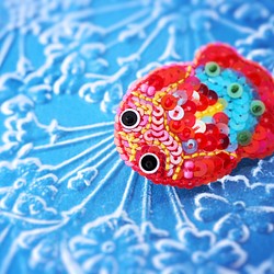 【刺繍】レトロなブリキ金魚 ブローチ 1枚目の画像