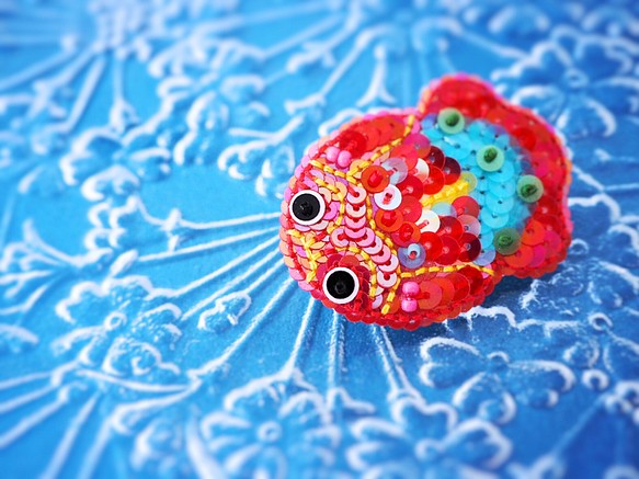 【刺繍】レトロなブリキ金魚 ブローチ 1枚目の画像