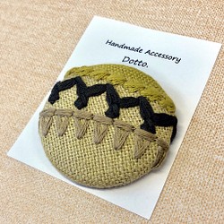 【送料無料】大きなくるみボタンのヘアゴム～リネンのエキゾチック刺繍②～ 1枚目の画像