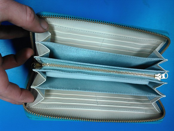 本革ラウンド財布。内側は豚革仕様。