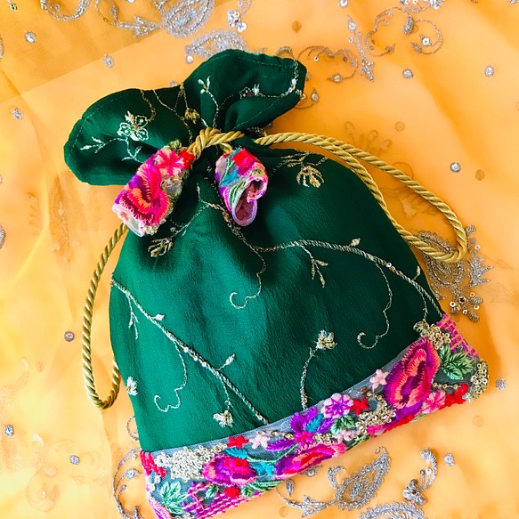 インド刺繡 巾着バック ポーチ NO,14 グリーン インド サリー サリーボーダー 刺繍 生地 布 素材 小物 巾着バッグ