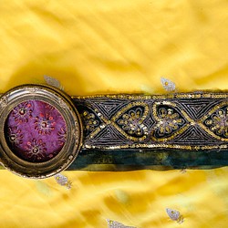 インド刺繍リボン　ユーズド　NO,16  インド　サリーボーダー　刺繍　生地　布　素材　テープ　小物 1枚目の画像