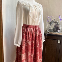 菊とかや芝　切り替えギャザースカート　染め絹　コーラルレッド　テラコッタ　着物リメイク57　SALE 1枚目の画像
