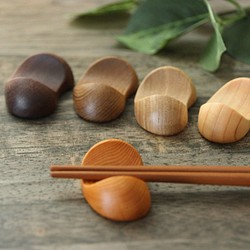 木の箸置き 豆形 木の種類いろいろ5種セット 1枚目の画像