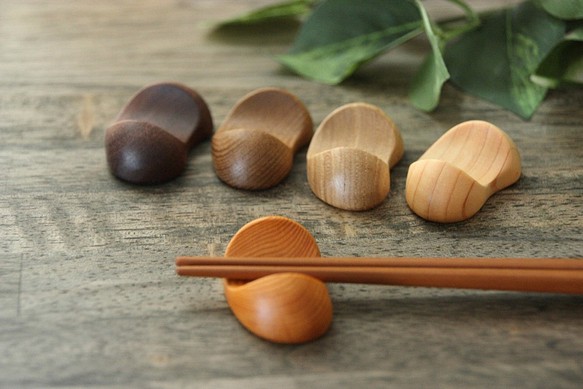 木の箸置き 豆形 木の種類いろいろ5種セット 1枚目の画像