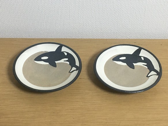 工房彩陶 「シャチ小皿 2枚セット」（鯱、orca 、海のいきもの、陶器、クジラ） 1枚目の画像