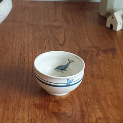 工房彩陶「小鉢 クジラ」（鯨 くじら 半磁器 お椀 食器 可愛いプレゼント ギフト ） 1枚目の画像
