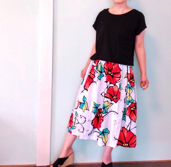 鮮やかな赤い花 ロングスカート 浴衣リメイク スカート 和裁はりといと 通販 Creema クリーマ ハンドメイド 手作り クラフト作品の販売サイト