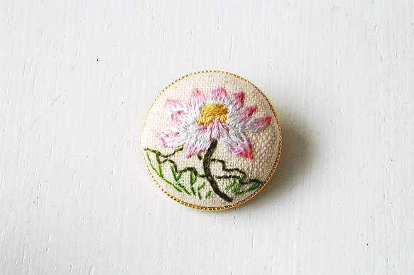 蓮の花の手刺繍のブローチ 1枚目の画像