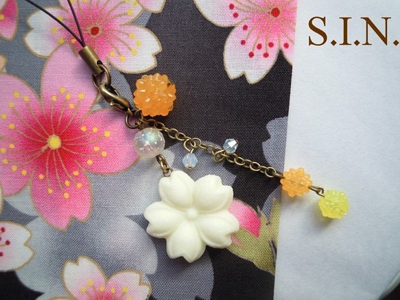 [送料無料]和三盆(桜・白)と金平糖のストラップ(S_1292) 1枚目の画像