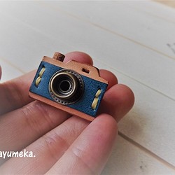革のカメラブローチ・青×ナチュラル・手縫い 1枚目の画像
