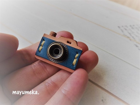 革のカメラブローチ・青×ナチュラル・手縫い 1枚目の画像