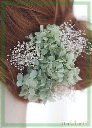 【色選択可】小さな髪飾り　紫陽花とカスミ草　プリザーブドフラワー　ブルーグリーン　成人式　結婚式　披露宴　卒業式 1枚目の画像