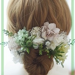 ナチュラルフラワーの髪飾り　プリザーブドフラワー　ホワイト＆グリーン　成人式　結婚式　披露宴　卒業式 1枚目の画像