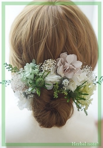 ナチュラルフラワーの髪飾り　プリザーブドフラワー　ホワイト＆グリーン　成人式　結婚式　披露宴　卒業式 1枚目の画像