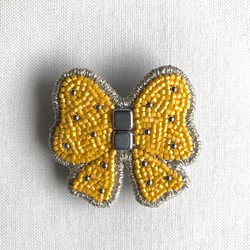 ビーズ刺繍ブローチ 蝶のようなリボン 1枚目の画像