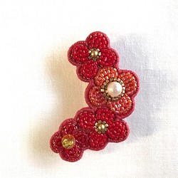 ビーズ刺繍ブローチ 赤い花 1枚目の画像