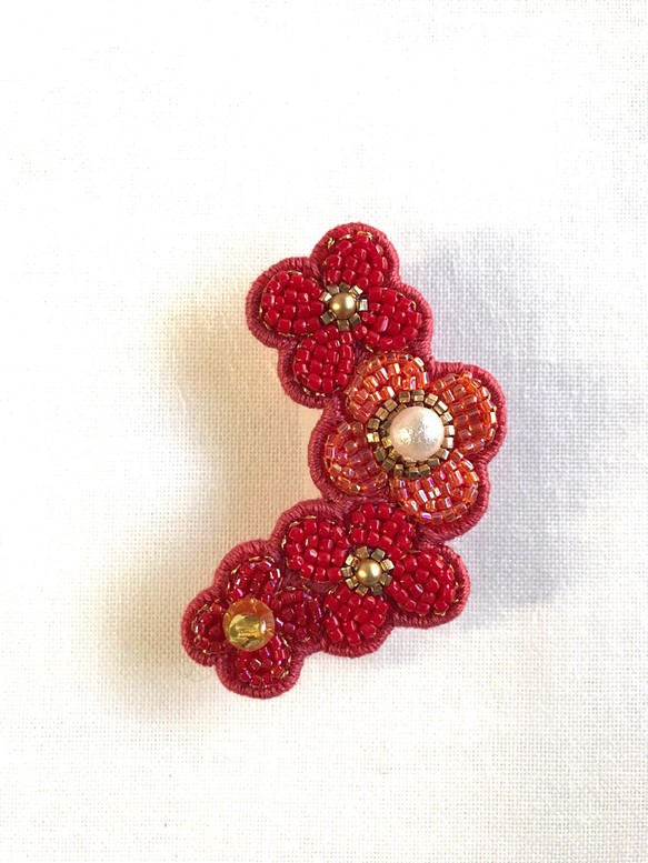 ビーズ刺繍ブローチ 赤い花 1枚目の画像