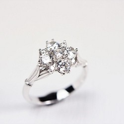 輕珠寶  系列 — 綻放  花朵  戒指 (方晶鋯石款) 第1張的照片
