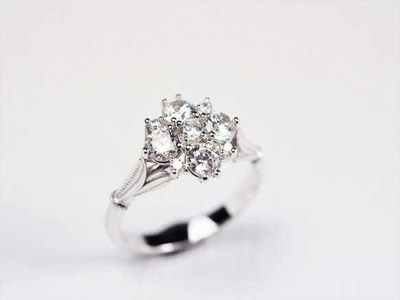 輕珠寶  系列 — 綻放  花朵  戒指 (方晶鋯石款) 第1張的照片