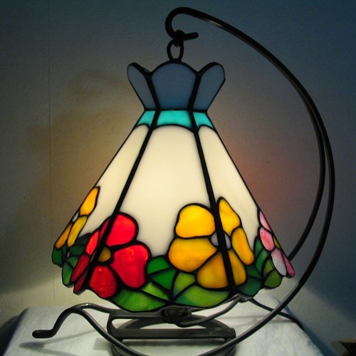 ステンドグラス 花（6面）のランプ スタンドライト・テーブルランプ