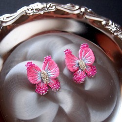 チェリーピンクの蝶々/刺繍ピアスor刺繍イヤリング/フューシャピンク/Psyche 1枚目の画像