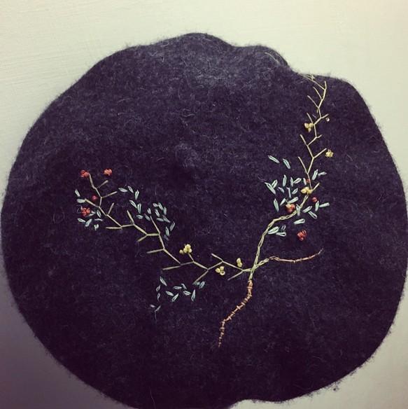 Moko_k. Handmade 純羊毛貝蕾帽 枝葉 手工刺繡 第1張的照片