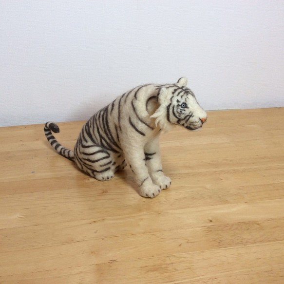 Tiger/ホワイトタイガー・トラ羊毛フェルト座像 羊毛フェルト 大岡信継