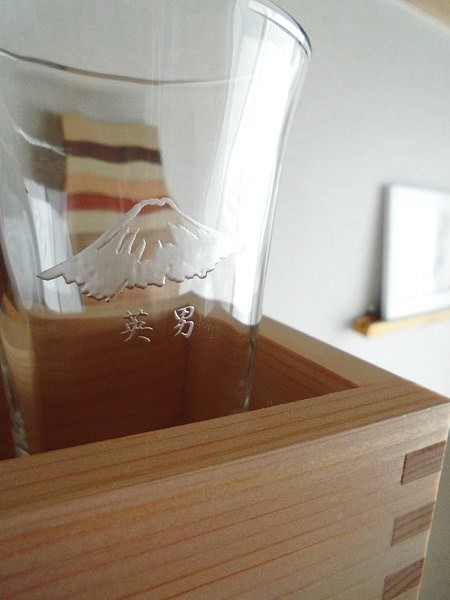 日本酒好きの方へのギフトに　名前が彫刻できる枡酒盃セット 1枚目の画像