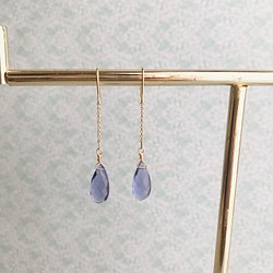 魅惑の青紫カラー・天然石アイオライト雫のロングピアス/ゴールド＊ステンレスフック（14kgfに変更可） 1枚目の画像